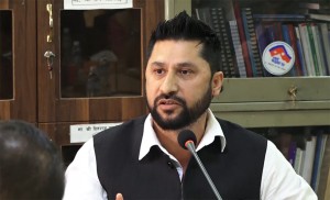 रवि लामिछानेको कटाक्ष: २० वर्ष सांसद बनेपछि मात्रै गगन थापालाई बाटो बनाउन कानुन फेर्नुपर्ने ज्ञान आयो?