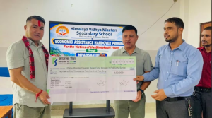भोटेकोशी बाढीपीडितलाई हिमालय विद्या निकेतनको २ लाख २ हजार सहयोग