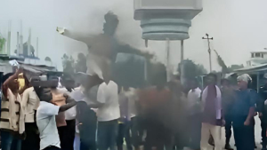 प्रधानमन्त्री बालेनको पुतला जलाउँदै रौतहटमा प्रदर्शन