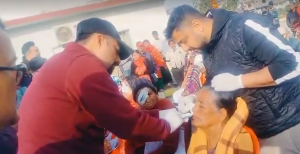 कोहलपुर नगरपालिकामा आँखा शिविर जारी, अप्रेसन भएका ९२ जनामध्ये एकको पट्टी मेयर आचार्यले खोले