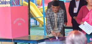 बालकोटबाट एमाले अध्यक्ष ओलीले गरे मतदान