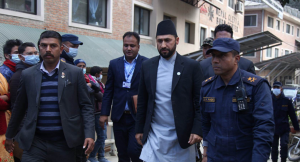 रवि पक्राउ पर्दा प्रधानमन्त्रीविरुद्ध नाराबाजी