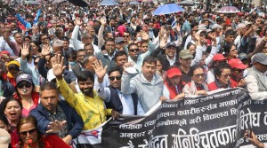 शिक्षामन्त्री रघुजी पन्तले शिक्षकहरूलाई वार्तामा बोलाए