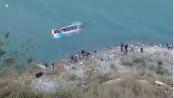 ओखलढुंगा जाँदै गरेको बस तामाकोशी नदीमा खस्यो