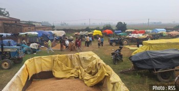 धान बेच्न किसान रातभरि लाइनमा