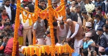 पूर्वप्रधानमन्त्री एवं एमाले अध्यक्ष ओलीका पिता मोहनप्रसादको पशुपति आर्यघाटमा अन्त्येष्टि