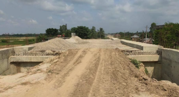 हुलाकी राजमार्गका साँघुरा पुललाई चारलेनमा विस्तार गरिँदै