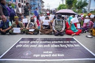 माइतीघरमा चम्चा र थाल ठटाउँदै सरकारविरुद्ध सुकुमवासीको प्रदर्शन