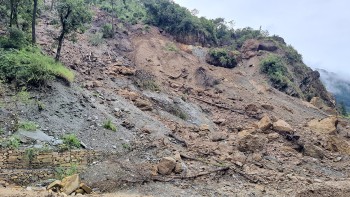 पहिरोले घर जोखिममा, पानी पर्नासाथ छिमेकीको घरमा बास