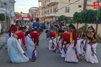 थारु बस्तीमा सखिया नाचले दसैँको रौनक