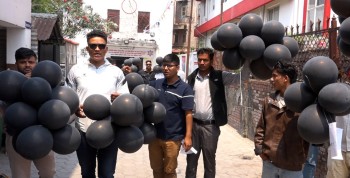 विद्यार्थी संगठनमाथि प्रतिबन्ध गर्ने सरकारी घोषणाको विरोधमा काठमाडौँमा कालो बेलुन उडाएर प्रदर्शन