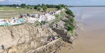 बाँकेमा बस्ती जोगाउन आपतकालीन तटबन्ध