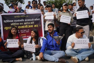 मृल्यवृद्धिको विरोधमा माइतीघरमा विद्यार्थीको प्रदर्शन