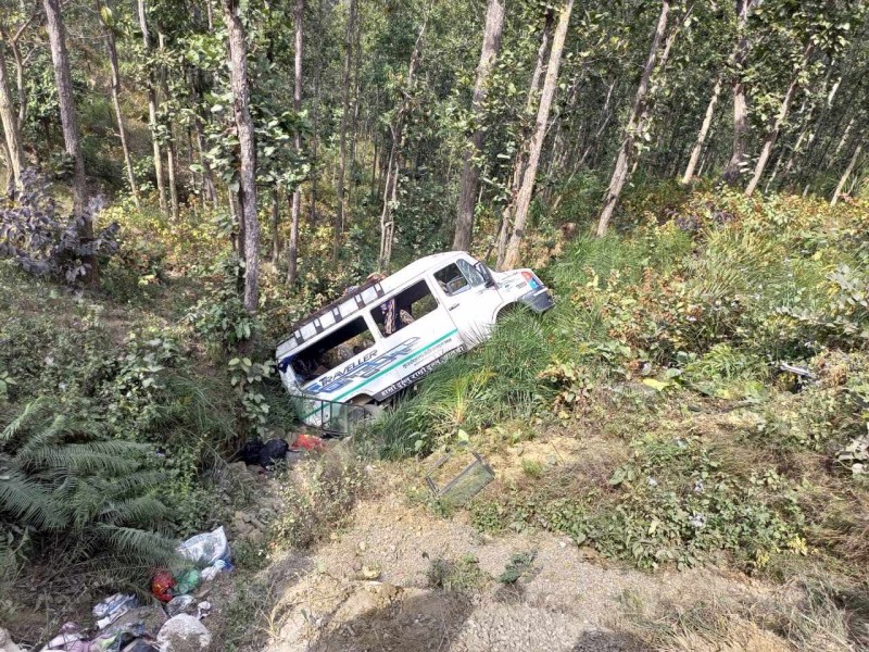 वीरेन्द्रनगरमा गाडी दुर्घटना हुदा १६ जना घाइते