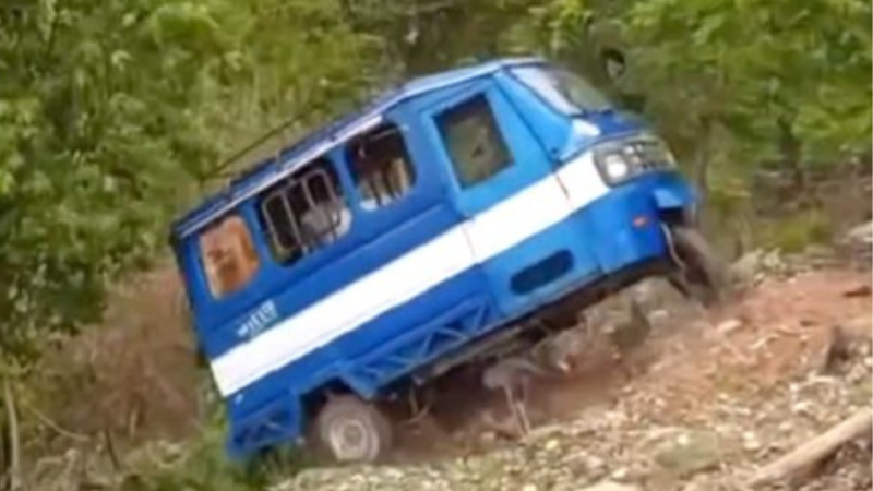 कैलालीमा  वन कर्मचारीले टेम्पो भिरबाट खसालेको भिडियो सामाजिक सञ्जालमा भाइरल
