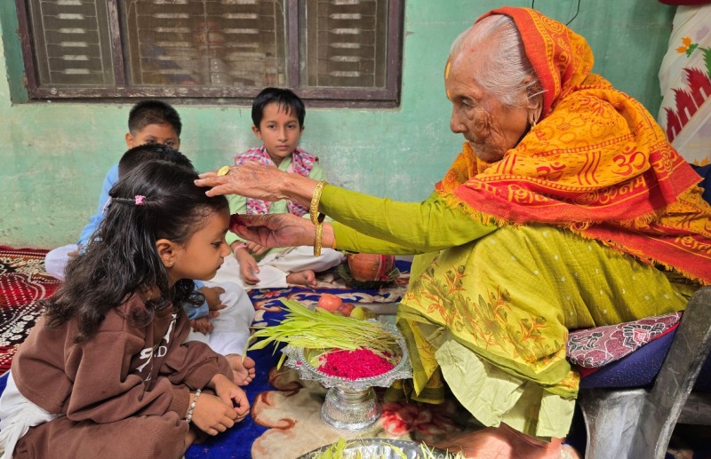 दसैँको टीका र आशीर्वाद थाप्नेको चहलपहल