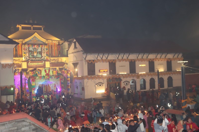 महाशिवरात्रिमा दर्शनार्थीसहित साधुसन्तहरूको पशुपतिनाथमा घुइँचो