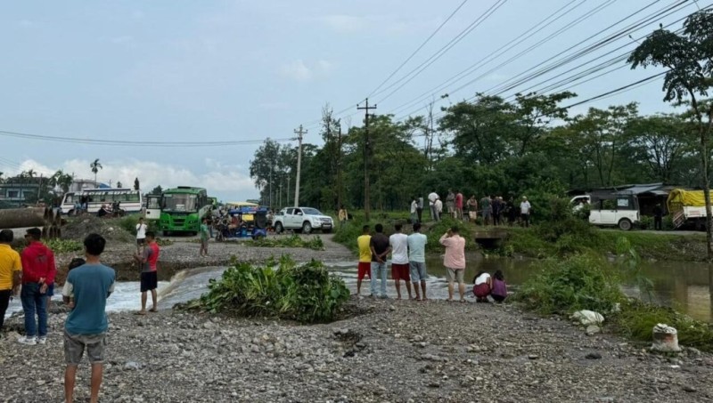 बाढीका कारण पूर्वपश्चिम राजमार्ग ठाउँठाउँमा अवरुद्ध, बस्ती पस्यो माइखोला
